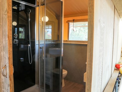 Luxuscamping - Kochmöglichkeit - Rovinj - Camping Val Saline - Vacanceselect Safarizelt XXL 4/6 Personen 3 Zimmer Badezimmer von Vacanceselect auf Camping Val Saline