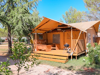 Luxuscamping - Terrasse - Bale/Vale - Camping Mon Perin - Vacanceselect Safarizelt XL 4/6 Personen 3 Zimmer Badezimmer von Vacanceselect auf Camping Mon Perin