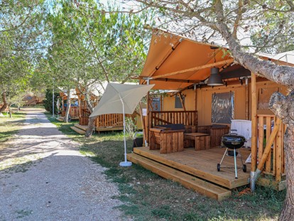 Luxuscamping - Terrasse - Bale/Vale - Camping Mon Perin - Vacanceselect Safarizelt XL 4/6 Personen 3 Zimmer Badezimmer von Vacanceselect auf Camping Mon Perin
