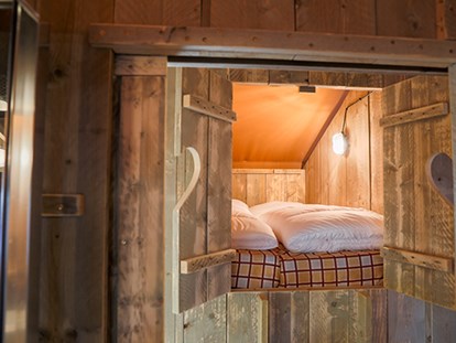 Luxuscamping - getrennte Schlafbereiche - Bale/Vale - Camping Mon Perin - Vacanceselect Safarizelt XL 4/6 Personen 3 Zimmer Badezimmer von Vacanceselect auf Camping Mon Perin