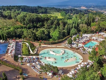 Luxuscamping - Terrasse - Arezzo - Camping Norcenni Girasole Club - Vacanceselect Lodgezelt Deluxe 5/6 Pers 2 Zimmer Badezimmer von Vacanceselect auf Camping Norcenni Girasole Club