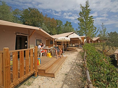Luxuscamping - WC - Florenz - Camping Norcenni Girasole Club - Vacanceselect Lodgezelt Deluxe 5/6 Pers 2 Zimmer Badezimmer von Vacanceselect auf Camping Norcenni Girasole Club
