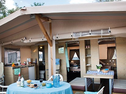 Luxury camping - Tuscany - Camping Norcenni Girasole Club - Vacanceselect Lodgezelt Deluxe 5/6 Pers 2 Zimmer Badezimmer von Vacanceselect auf Camping Norcenni Girasole Club