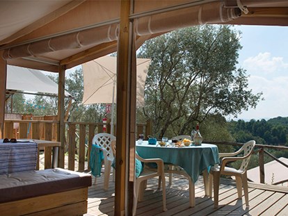 Luxuscamping - WC - Arezzo - Camping Norcenni Girasole Club - Vacanceselect Lodgezelt Deluxe 5/6 Pers 2 Zimmer Badezimmer von Vacanceselect auf Camping Norcenni Girasole Club