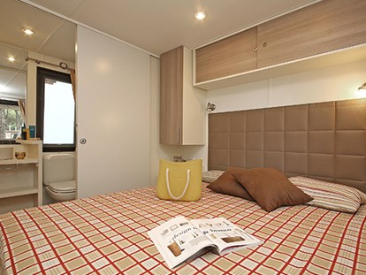Luxuscamping - Kochmöglichkeit - Arezzo - Camping Norcenni Girasole Club - Vacanceselect Mobilheim Moda 6 Personen 3 Zimmer Klimaanlage von Vacanceselect auf Camping Norcenni Girasole Club