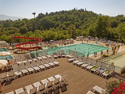 Luxuscamping - Heizung - Arezzo - Camping Norcenni Girasole Club - Vacanceselect Mobilheim Moda 6 Personen 3 Zimmer Klimaanlage von Vacanceselect auf Camping Norcenni Girasole Club