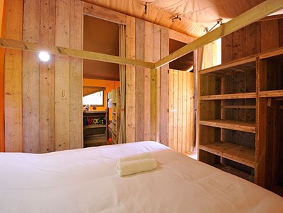 Luxuscamping - Preisniveau: exklusiv - Bretagne - Camping Domaine des Ormes - Vacanceselect Safarizelt 4/6 Personen 2 Zimmer Badezimmer von Vacanceselect auf Camping Domaine des Ormes
