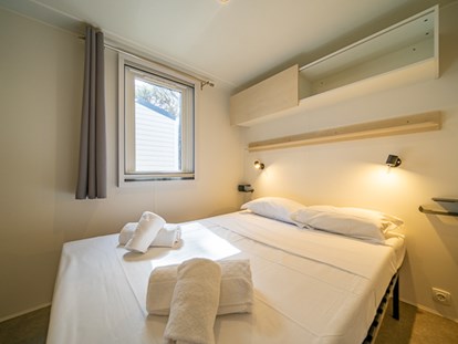 Luxuscamping - Dusche - Mittelmeer - Camping Fabulous Village - Vacanceselect Mobilheim Moda 4/5 Personen 2 Zimmer Klimaanlage von Vacanceselect auf Camping Fabulous Village