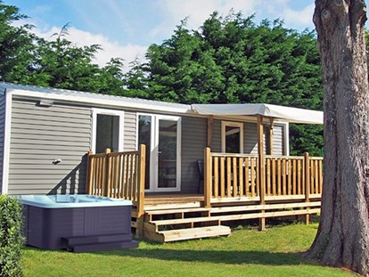 Luxuscamping - Frankreich - Camping La Grande Métairie - Vacanceselect Mobilheim Privilege Club 4 Pers 2 Zimmer Whirlpool  von Vacanceselect auf Camping La Grande Métairie