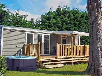 Luxuscamping - WC - Lorient - Camping La Grande Métairie - Vacanceselect Mobilheim Privilege Club 6 Pers 3 Zimmer Whirlpool von Vacanceselect auf Camping La Grande Métairie