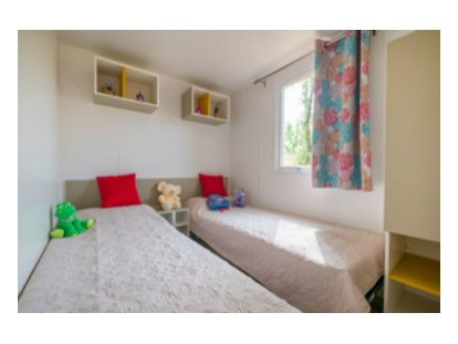 Luxuscamping - Preisniveau: exklusiv - Istrien - Camping Lanterna - Vacanceselect Mobilheim Moda 6 Personen 3 Zimmer Klimaanlage von Vacanceselect auf Camping Lanterna