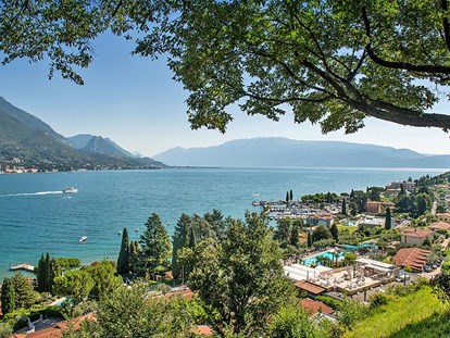 Luxuscamping - Preisniveau: exklusiv - Gardasee - Verona - Camping Eden - Vacanceselect Mobilheim Moda 5/7 Pers 2 Zimmer AC mit Aussicht von Vacanceselect auf Camping Eden