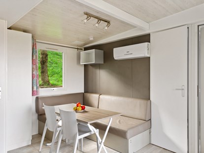 Luxuscamping - Kochmöglichkeit - Lombardei - Camping Eden - Vacanceselect Mobilheim Moda 5/7 Pers 2 Zimmer AC mit Aussicht von Vacanceselect auf Camping Eden