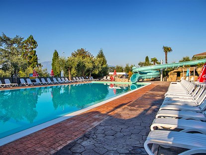 Luxuscamping - Preisniveau: exklusiv - Gardasee - Verona - Camping Eden - Vacanceselect Mobilheim Moda 5/7 Pers 2 Zimmer AC mit Aussicht von Vacanceselect auf Camping Eden