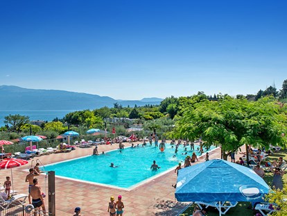 Luxury camping - WC - Gardasee - Verona - Camping Eden - Vacanceselect Mobilheim Moda 6/8 Pers 3 Zimmer AC mit Aussicht von Vacanceselect auf Camping Eden