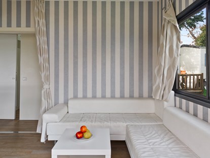 Luxuscamping - Preisniveau: exklusiv - Gardasee - Camping Eden - Vacanceselect Mobilheim Moda 6/8 Pers 3 Zimmer AC mit Aussicht von Vacanceselect auf Camping Eden