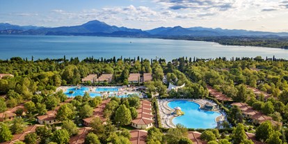 Luxuscamping - Terrasse - Gardasee - Camping Bella Italia - Vacanceselect Lodgezelt Deluxe 5/6 Personen 2 Zimmer Badezimmer von Vacanceselect auf Camping Bella Italia