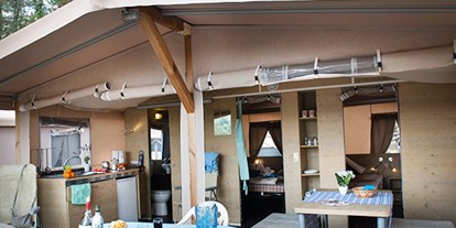 Luxuscamping - Gartenmöbel - Peschiera del Garda - Camping Bella Italia - Vacanceselect Lodgezelt Deluxe 5/6 Personen 2 Zimmer Badezimmer von Vacanceselect auf Camping Bella Italia