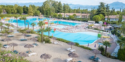 Luxuscamping - WC - Gardasee - Verona - Camping Bella Italia - Vacanceselect Lodgezelt Deluxe 5/6 Personen 2 Zimmer Badezimmer von Vacanceselect auf Camping Bella Italia