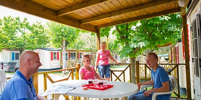 Luxuscamping - Kaffeemaschine - Gardasee - Verona - Camping Bella Italia - Vacanceselect Mobilheim Moda 5/6 Personen 2 Zimmer Klimaanlage von Vacanceselect auf Camping Bella Italia