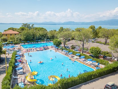 Luxuscamping - Preisniveau: exklusiv - Gardasee - Verona - Camping Cisano & San Vito - Vacanceselect Mobilheim Moda 4/5 Personen 2 Zimmer Klimaanlage von Vacanceselect auf Camping Cisano & San Vito