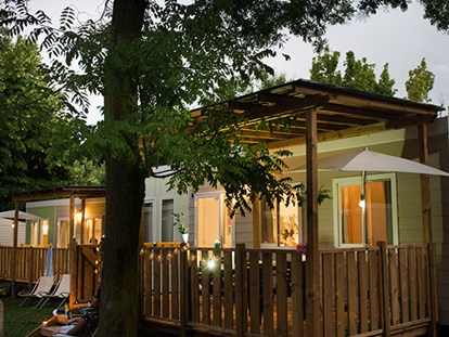 Luxuscamping - Preisniveau: exklusiv - Gardasee - Verona - Camping Cisano & San Vito - Vacanceselect Mobilheim Moda 5/6 Personen 2 Zimmer Klimaanlage von Vacanceselect auf Camping Cisano & San Vito