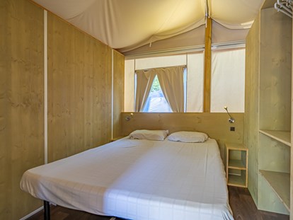 Luxuscamping - getrennte Schlafbereiche - Venetien - Camping Marina di Venezia - Vacanceselect Lodgezelt Deluxe 5/6 Personen 2 Zimmer Badezimmer von Vacanceselect auf Camping Marina di Venezia