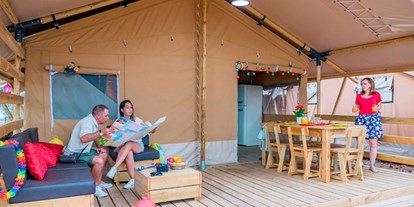 Luxuscamping - Gartenmöbel - Pula - Camping Bi Village - Vacanceselect Safarizelt 6 Personen 3 Zimmer Badezimmer von Vacanceselect auf Camping Bi Village