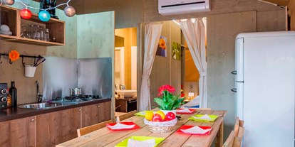 Luxuscamping - Terrasse - Kroatien - Camping Bi Village - Vacanceselect Safarizelt 6 Personen 3 Zimmer Badezimmer von Vacanceselect auf Camping Bi Village