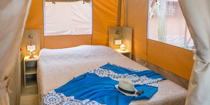 Luxuscamping - Dusche - Fažana - Camping Bi Village - Vacanceselect Safarizelt 6 Personen 3 Zimmer Badezimmer von Vacanceselect auf Camping Bi Village