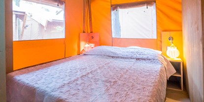 Luxuscamping - Parkplatz bei Unterkunft - Pula - Camping Bi Village - Vacanceselect Safarizelt 6 Personen 3 Zimmer Badezimmer von Vacanceselect auf Camping Bi Village