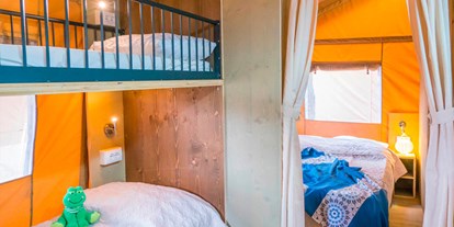 Luxuscamping - Terrasse - Kroatien - Camping Bi Village - Vacanceselect Safarizelt 6 Personen 3 Zimmer Badezimmer von Vacanceselect auf Camping Bi Village