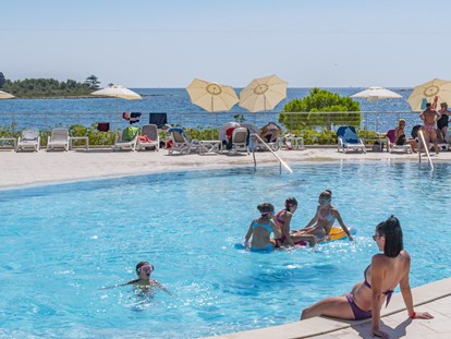 Luxuscamping - Klimaanlage - Istrien - Camping Polari - Vacanceselect Safarizelt 6 Personen 3 Zimmer Badezimmer von Vacanceselect auf Camping Polari