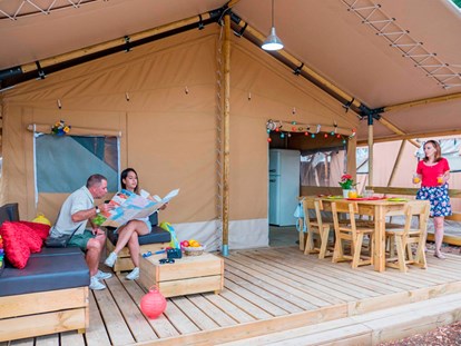 Luxuscamping - getrennte Schlafbereiche - Rovinj - Camping Polari - Vacanceselect Safarizelt 6 Personen 3 Zimmer Badezimmer von Vacanceselect auf Camping Polari