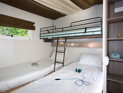 Luxuscamping - Kühlschrank - Venetien - Camping Cavallino - Vacanceselect Hybridlodge Clever 4/5 Personen 2 Zimmer Badezimmer von Vacanceselect auf Camping Cavallino