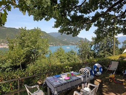 Luxuscamping - Terrasse - Gardasee - Verona - Camping Weekend - Vacanceselect Lodgezelt Deluxe 5/6 Personen 2 Zimmer Badezimmer von Vacanceselect auf Camping Weekend