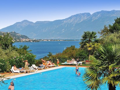 Luxuscamping - Dusche - Gardasee - Verona - Camping Weekend - Vacanceselect Lodgezelt Deluxe 5/6 Personen 2 Zimmer Badezimmer von Vacanceselect auf Camping Weekend