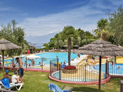 Luxuscamping - Sonnenliegen - Gardasee - Verona - Camping Weekend - Vacanceselect Lodgezelt Deluxe 5/6 Personen 2 Zimmer Badezimmer von Vacanceselect auf Camping Weekend
