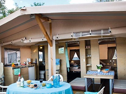 Luxuscamping - Preisniveau: exklusiv - Gardasee - Camping Weekend - Vacanceselect Lodgezelt Deluxe 5/6 Personen 2 Zimmer Badezimmer von Vacanceselect auf Camping Weekend