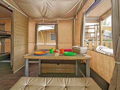 Luxuscamping - Gartenmöbel - Lombardei - Camping Weekend - Vacanceselect Lodgezelt Deluxe 5/6 Personen 2 Zimmer Badezimmer von Vacanceselect auf Camping Weekend