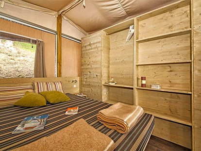 Luxuscamping - Kochutensilien - San Felice del Benaco - Camping Weekend - Vacanceselect Lodgezelt Deluxe 5/6 Personen 2 Zimmer Badezimmer von Vacanceselect auf Camping Weekend