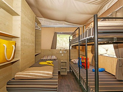 Luxuscamping - Kaffeemaschine - San Felice del Benaco - Camping Weekend - Vacanceselect Lodgezelt Deluxe 5/6 Personen 2 Zimmer Badezimmer von Vacanceselect auf Camping Weekend