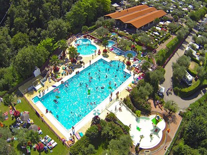 Luxuscamping - getrennte Schlafbereiche - Gardasee - Verona - Camping Weekend - Vacanceselect Airlodge 4 Personen 2 Zimmer Badezimmer von Vacanceselect auf Camping Weekend