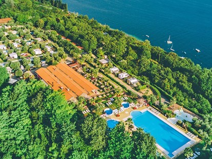 Luxuscamping - Dusche - Gardasee - Verona - Camping Weekend - Vacanceselect Airlodge 4 Personen 2 Zimmer Badezimmer von Vacanceselect auf Camping Weekend