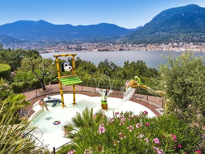 Luxuscamping - Preisniveau: exklusiv - Gardasee - Verona - Camping Weekend - Vacanceselect Airlodge 4 Personen 2 Zimmer Badezimmer von Vacanceselect auf Camping Weekend