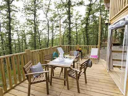 Luxuscamping - Terrasse - Gardasee - Camping Weekend - Vacanceselect Airlodge 4 Personen 2 Zimmer Badezimmer von Vacanceselect auf Camping Weekend
