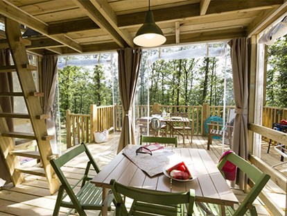 Luxuscamping - Terrasse - Lombardei - Camping Weekend - Vacanceselect Airlodge 4 Personen 2 Zimmer Badezimmer von Vacanceselect auf Camping Weekend