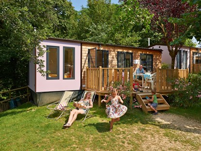 Luxuscamping - Preisniveau: exklusiv - Gardasee - Camping Weekend - Vacanceselect Mobilheim Moda 5/6 Personen 2 Zimmer Klimaanlage von Vacanceselect auf Camping Weekend