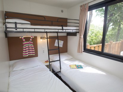 Luxuscamping - Preisniveau: exklusiv - San Felice del Benaco - Camping Weekend - Vacanceselect Mobilheim Moda 5/6 Personen 2 Zimmer Klimaanlage von Vacanceselect auf Camping Weekend