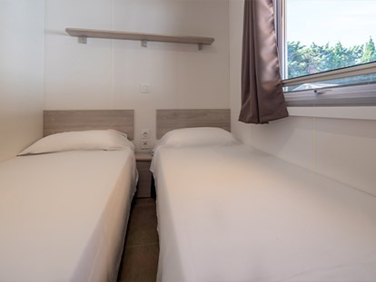 Luxuscamping - Heizung - Costa Brava - Camping Kim's - Vacanceselect Mobilheim Moda 6 Personen 3 Zimmer Klimaanlage von Vacanceselect auf Camping Kim's